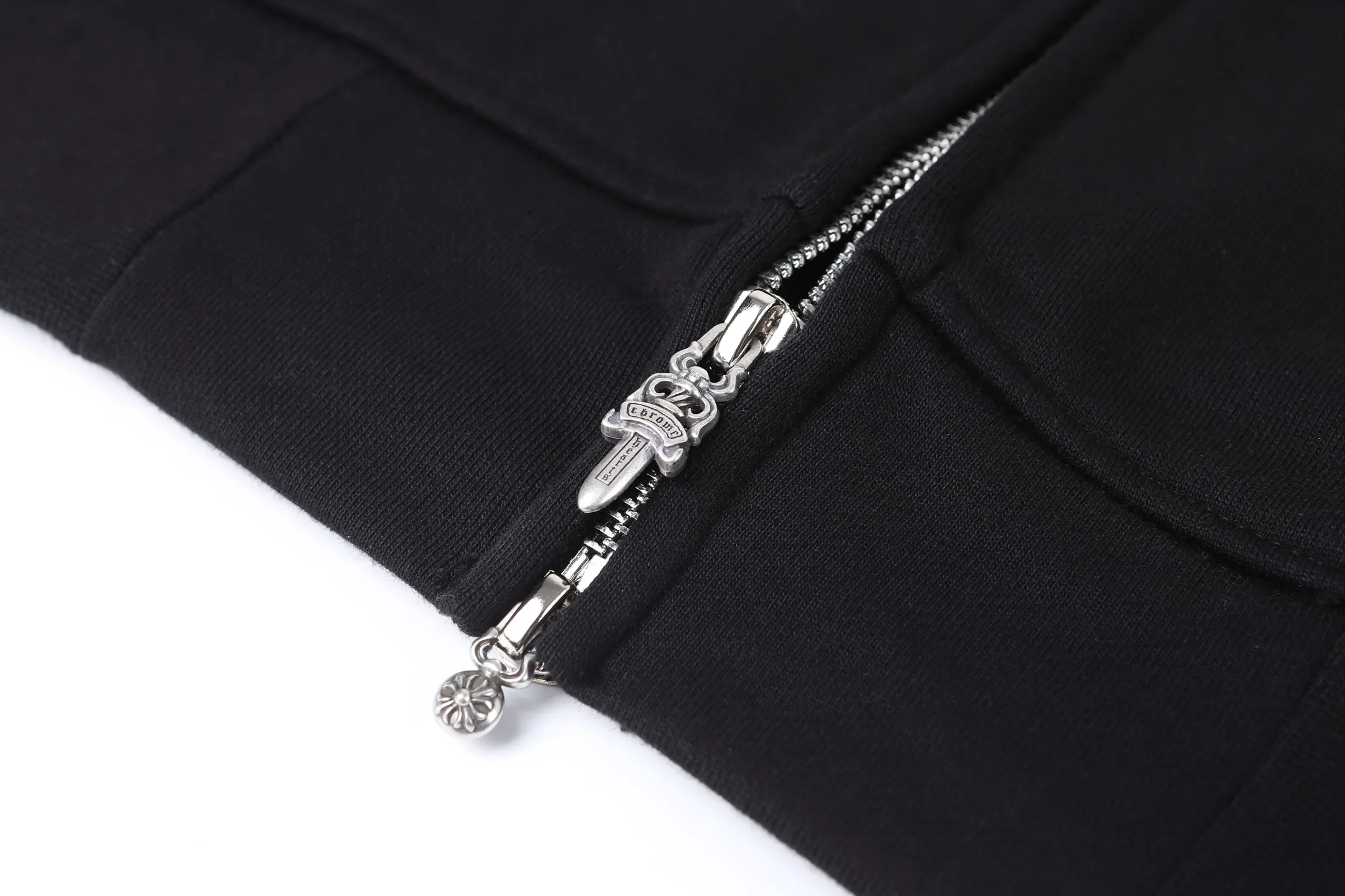 P480 Chrome Hearts 25SS solid color hooded embroidered letter sweatshirt ●Authentic product purchased and developed by 22939 ●420g 100% cotton combed cotton fabric ●440g 1*1 matching high-end fashion brand rib ●Fabric enzyme washing ●Imported embroidery ●Customized 1:1 leather strip ●Customized 1:1 nameplate ●Customized 1:1 zipper ●Customized 1:1 trademark ●Loose fit ●Size: S M L ●Model number: 2007/4B#20